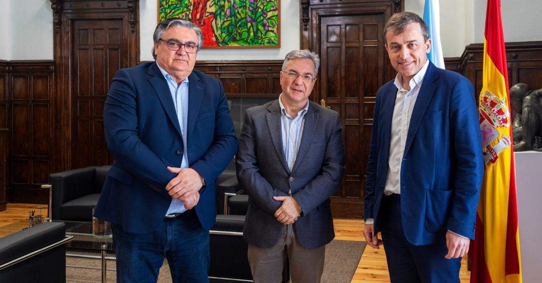 O presidente provincial, Luis Menor, xunto aos representantes da Fundación San Rosendo