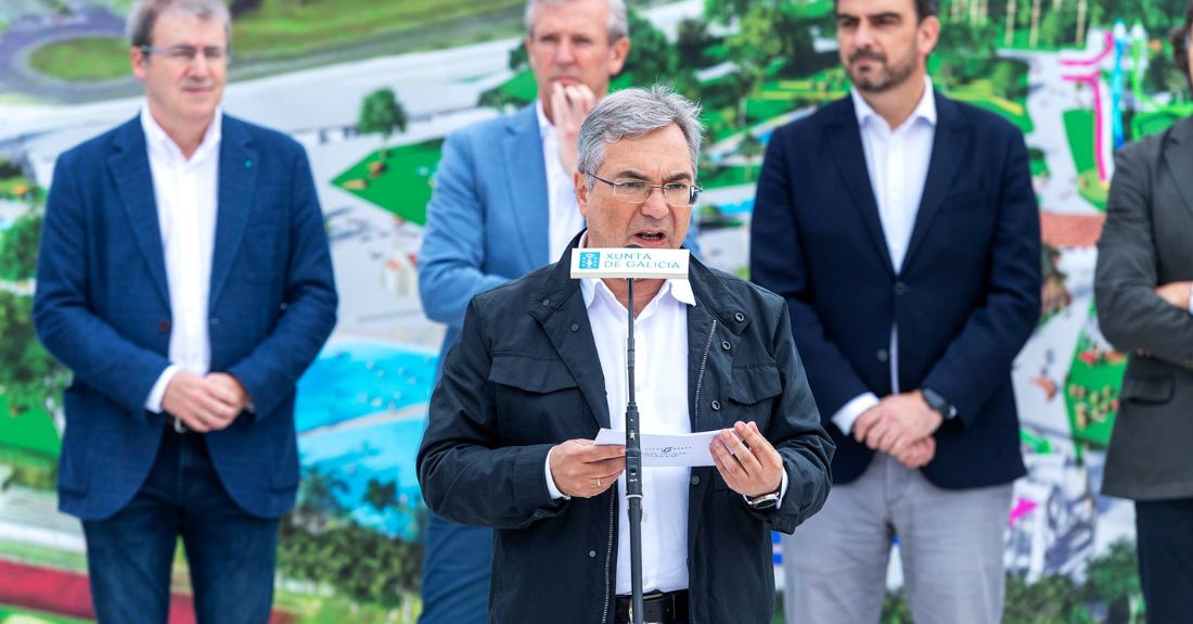 Luis Menor, presidente da Deputación de Ourense, durante a inauguración do Parque Acuático de Monterrei