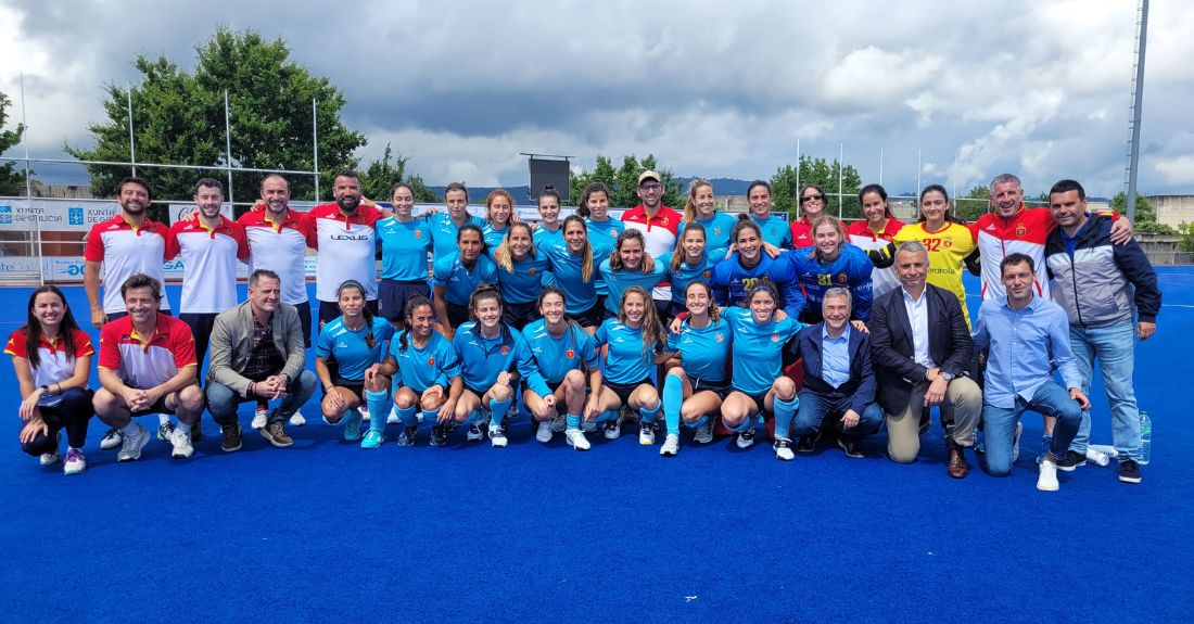 Luis Menor visita á Selección Española de Hockey Feminino no campo de Mariñamansa