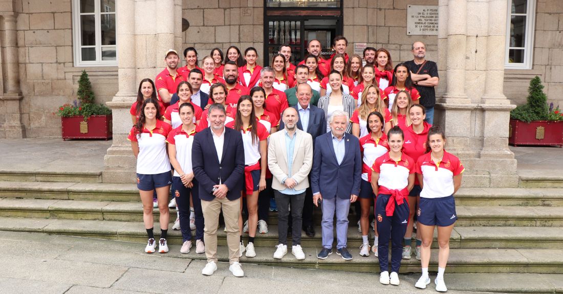 O alcalde de Ourense, Gonzalo Pérez Jácome, recibe á selección española de hockey herba