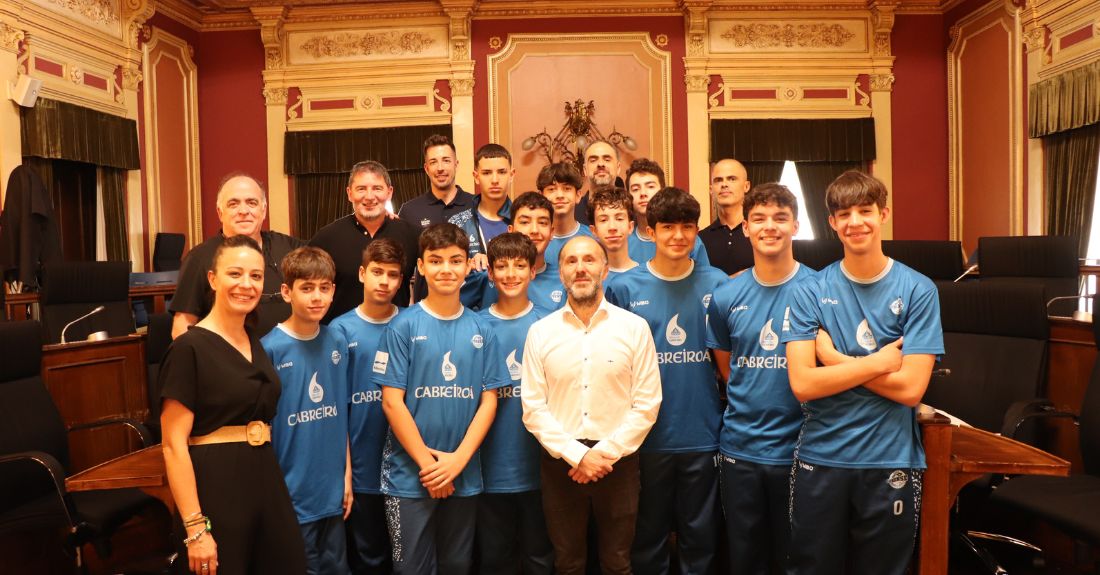 O alcalde de Ourense, Gonzalo Pérez Jácome, recibe ao equipo infantil do COB