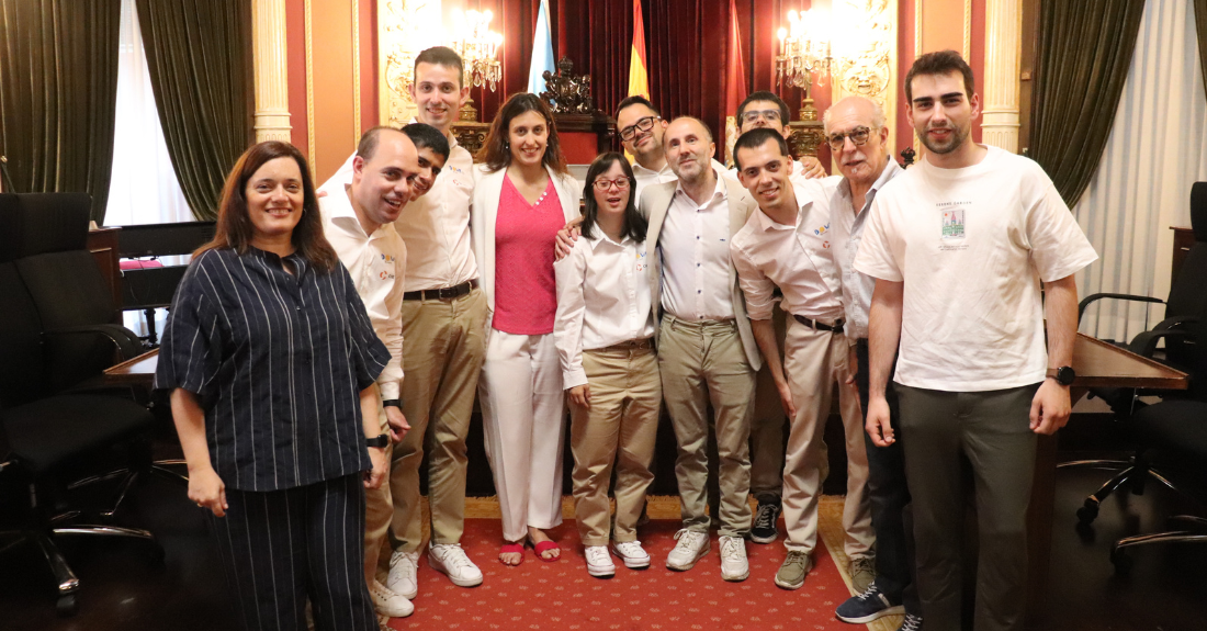 O alcalde de Ourense, Gonzalo Pérez Jácome, recibe aos mebros de Down Ourense