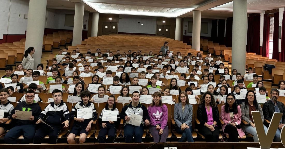 O alumnado do colexio Carmelitas de Ourense recibe os diplomas do os diplomas do programa Pasaporte Solidario