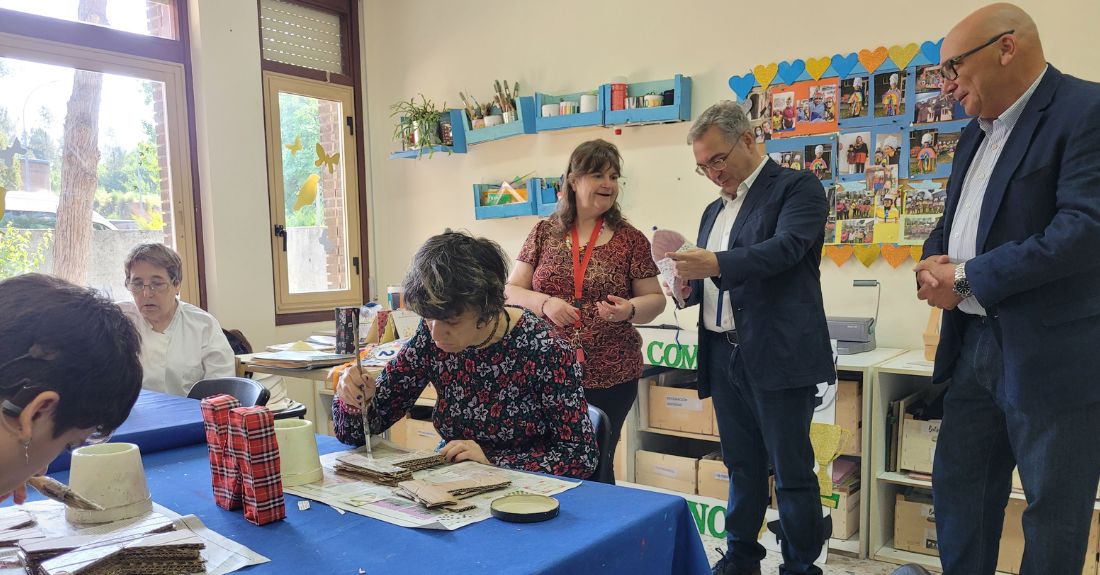 O presidente da Deputación de Ourense, Luis Menor, visita o centro de Aspanas en Velle