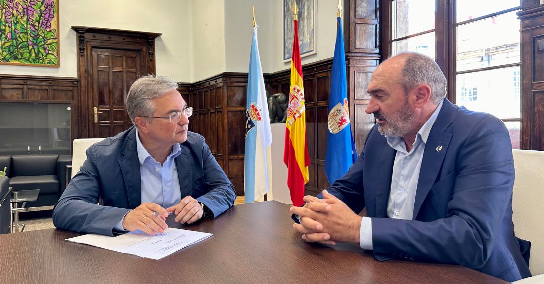 O presidente da Deputación de Ourense, Luis Menor, xunto ao presidente da Casa Museo de Rosalía de Castro, Anxo Angueira