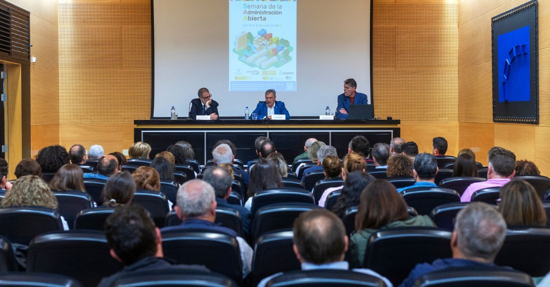 O presidente provincial, Luis Menor, durante a Semana da Administración Aberta en Ournse