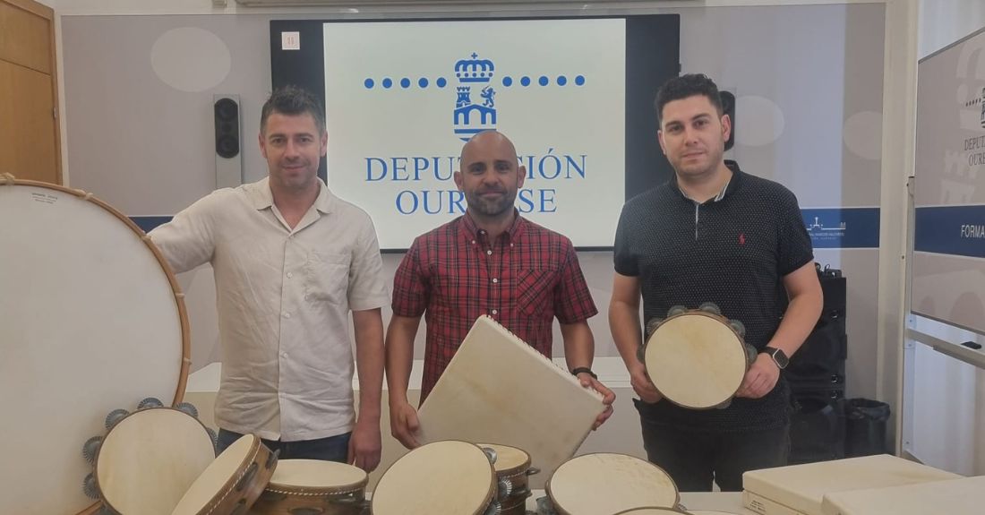 Entrega de instrumentos musicais tradicionais realizados no Obradoiro de Instrumentos da Deputación de Ourense