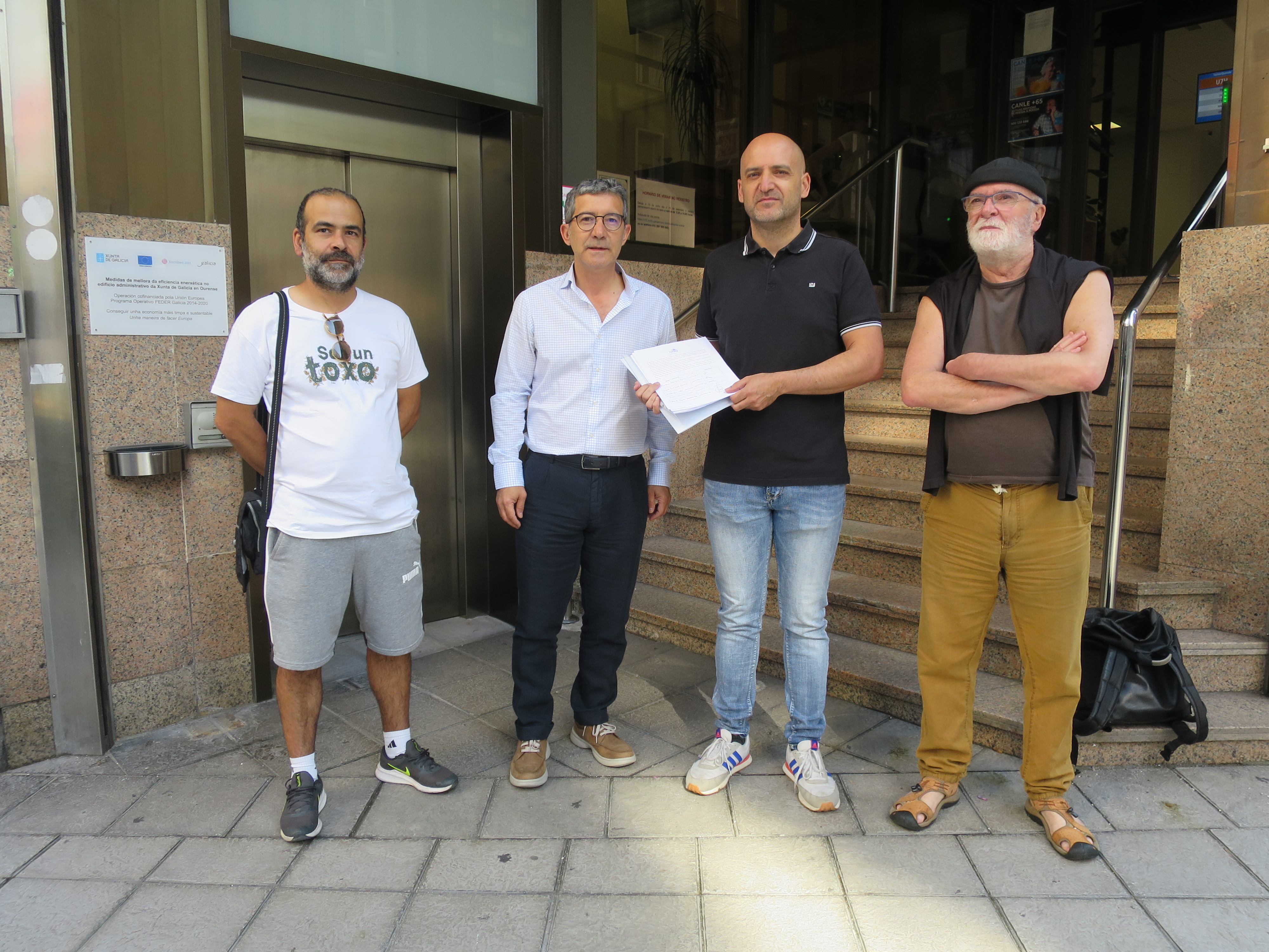 Iago Tabarés e Rubén García acompañados de compañeiros do BNG do Pereiro ás portas da Xunta 18.07.24