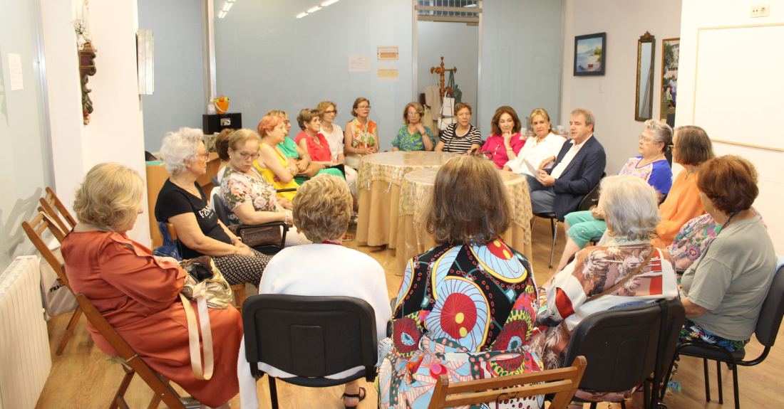 Manuel Pardo visita a Asociación de Viúvas María Andrea de Ourense