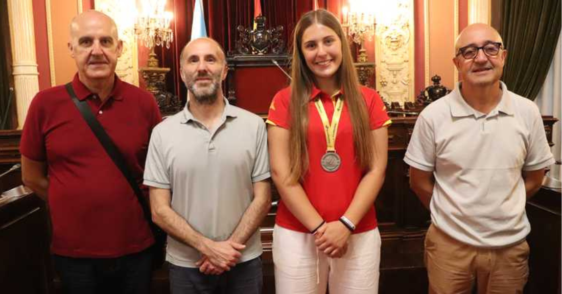 O alcalde de Ourense recibe á deportista ourensá Carlota Álvarez