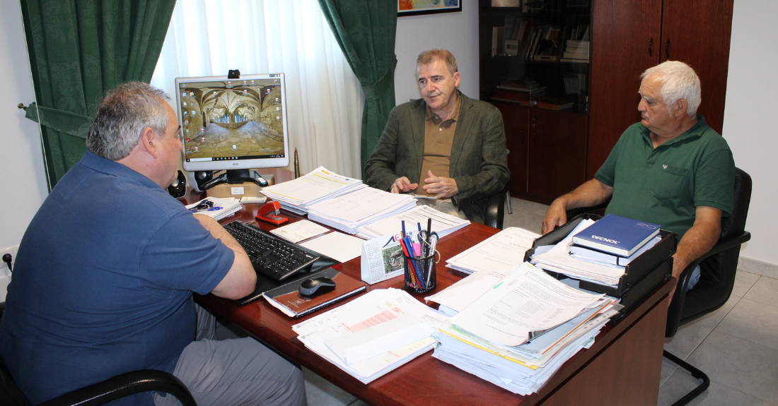 O delegado territorial da Xunta en Ourense, Manuel Pardo, durante unha visita ao Concello de Nogueira de Ramuín