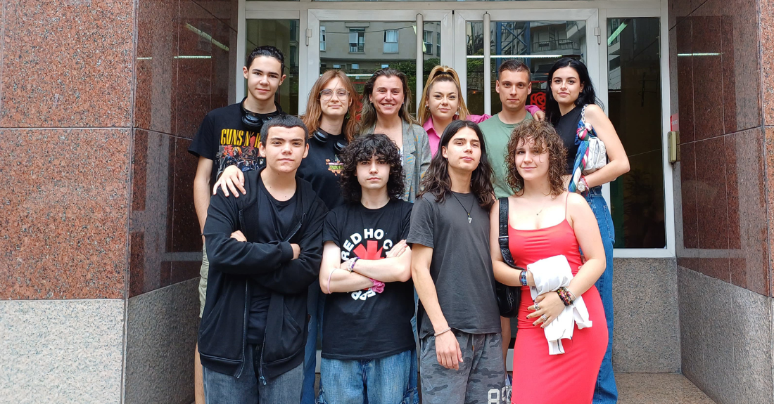 Os socialistas ourensáns nun encontro con representantes do movemento 'Free Lusquiños'