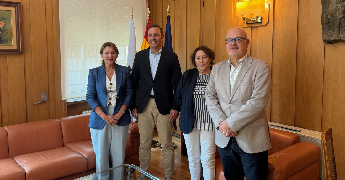 Eladio Santos xunto a representantes da AECC en Ourense