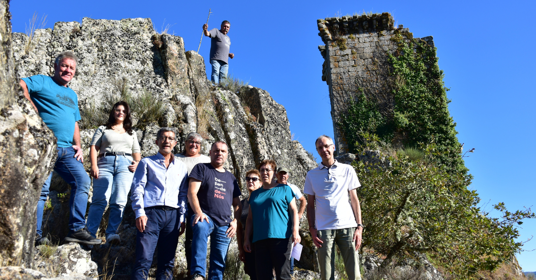 Representantes do BNG de Ourense fronte á Torre de Sande