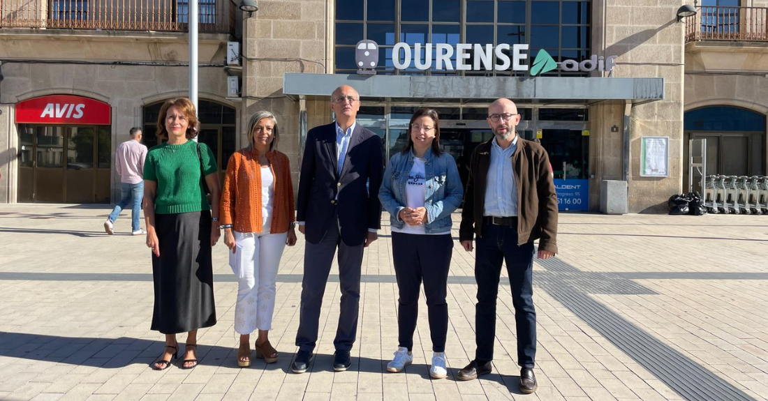 Rolda de prensa do PPdeOU fronte a estación de tren de Ourense