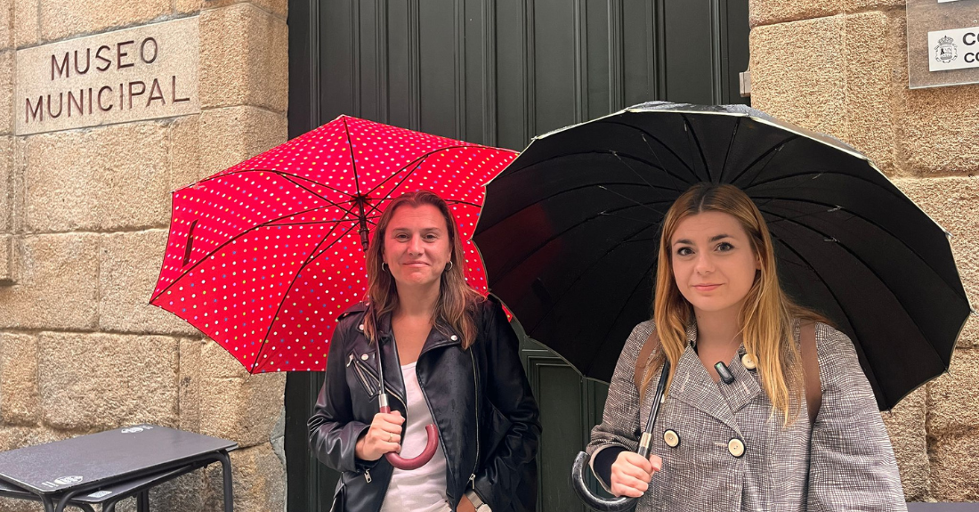 Natalia González e Alba Iglesias fronte ao Museo Muncipal de Ourense