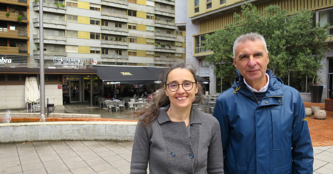 Rhut Reza e luís Seara diante da cafetería do Xardín Xaponés