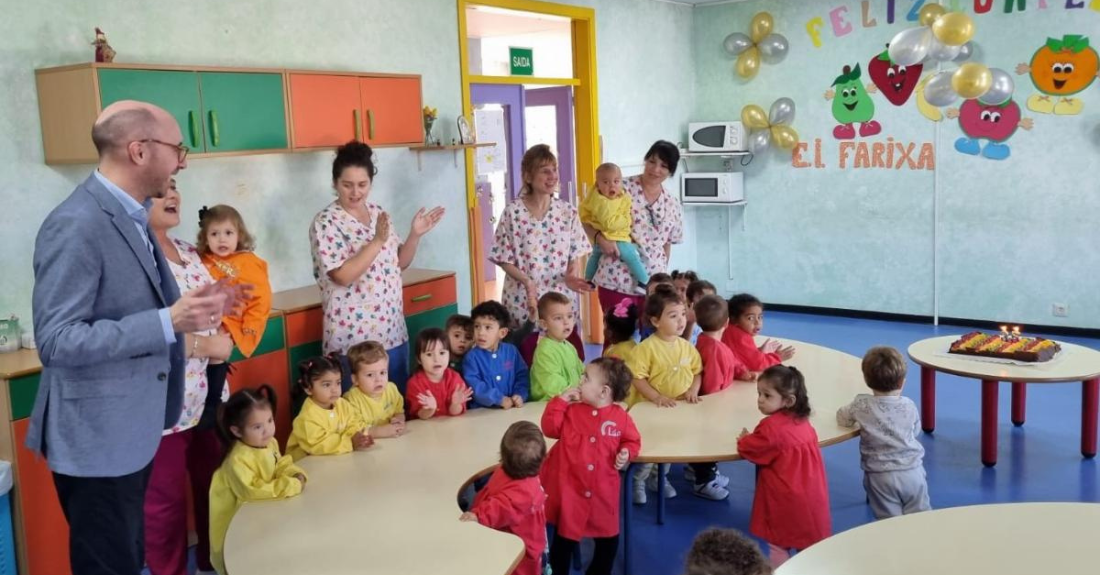 Jacobo Rey visita a Escola Infantil A Farixa