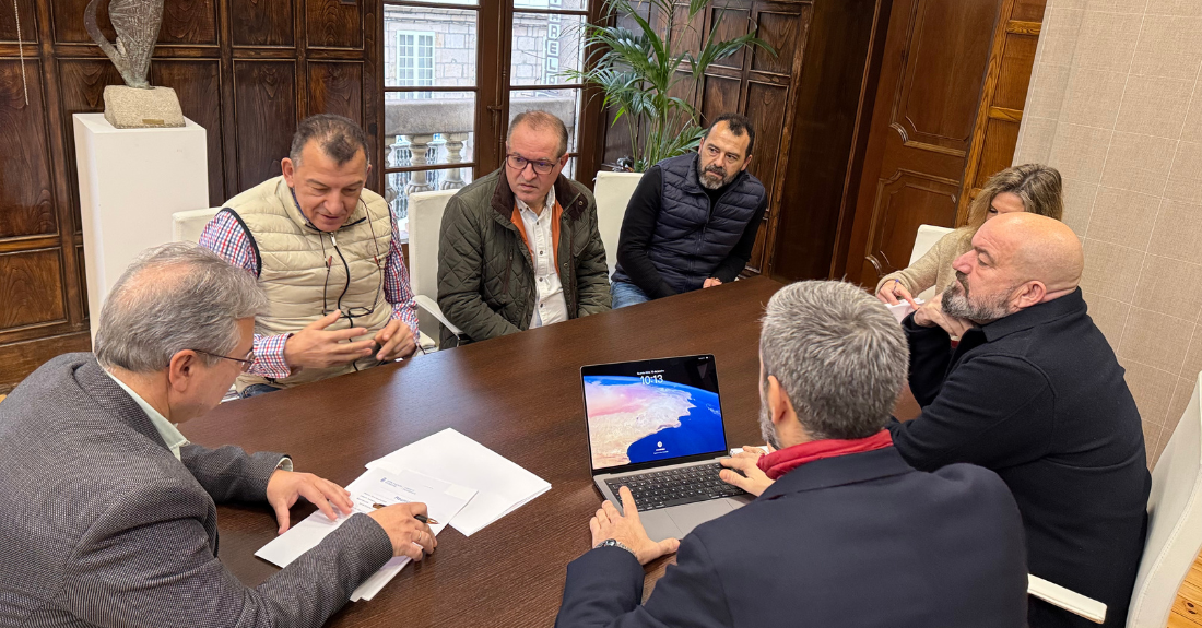 Luis Menor recibe aos representantes da Amigos da Cociña de Galicia