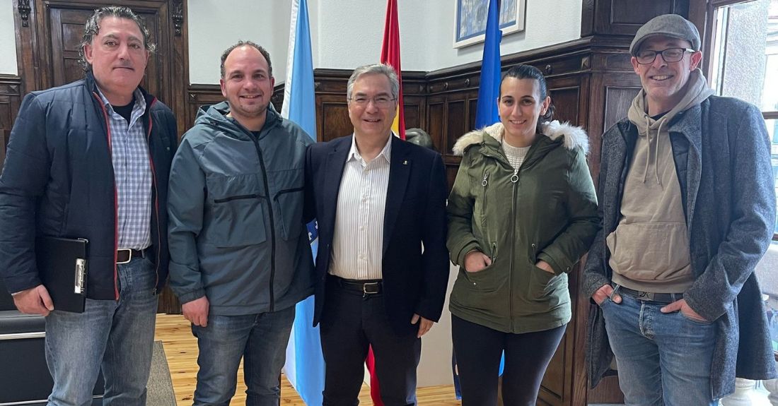 Luis Menor xunto con representantes da agrupación Lembranza Solpor