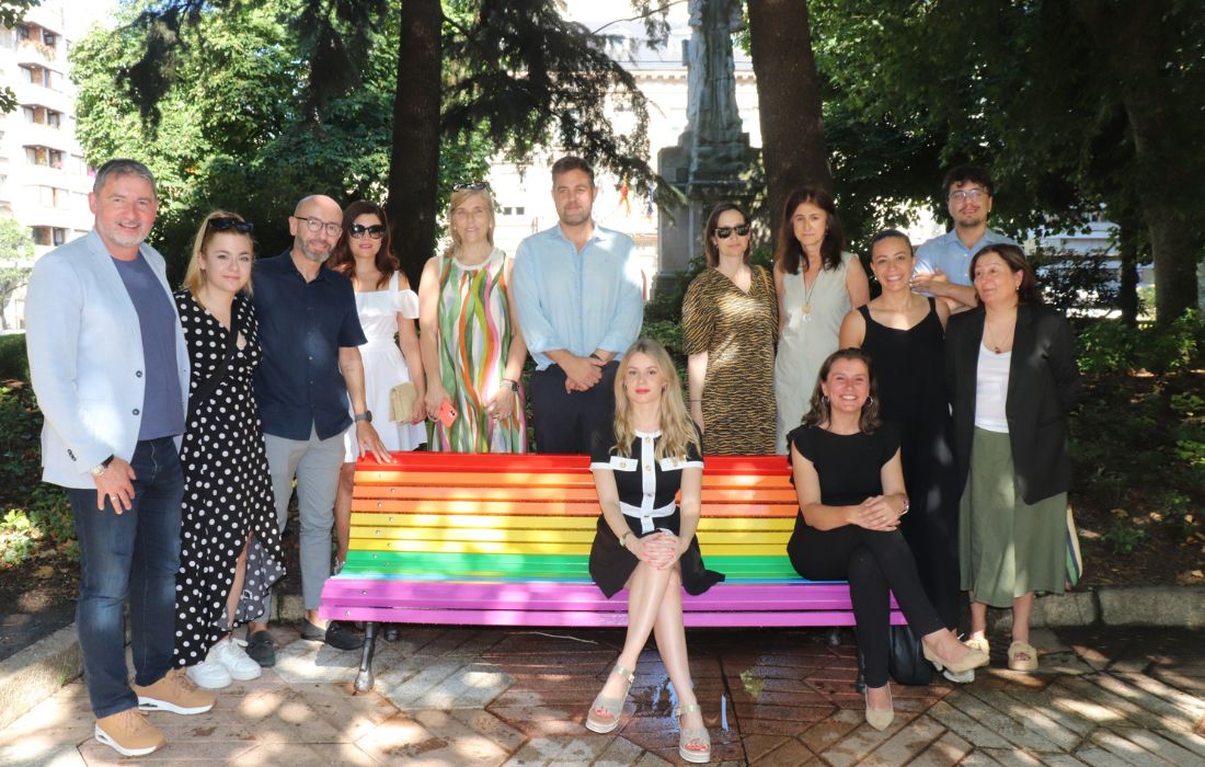 bancos-bandera-lgtbi-ourense