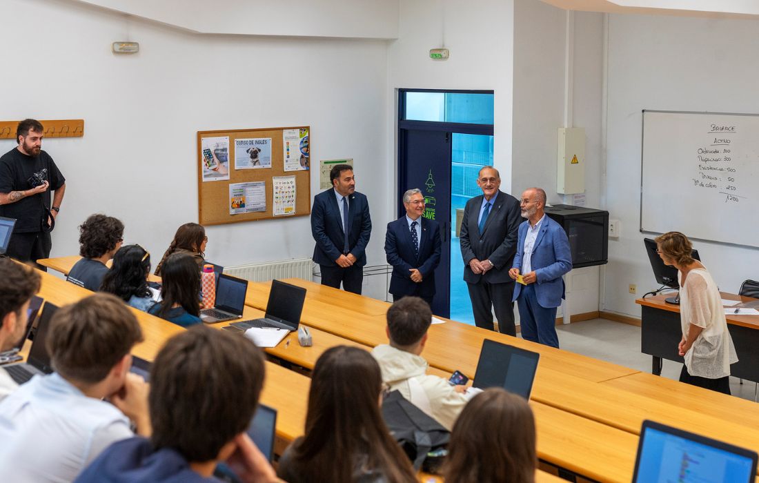 menor-visita-campus-de-ourense