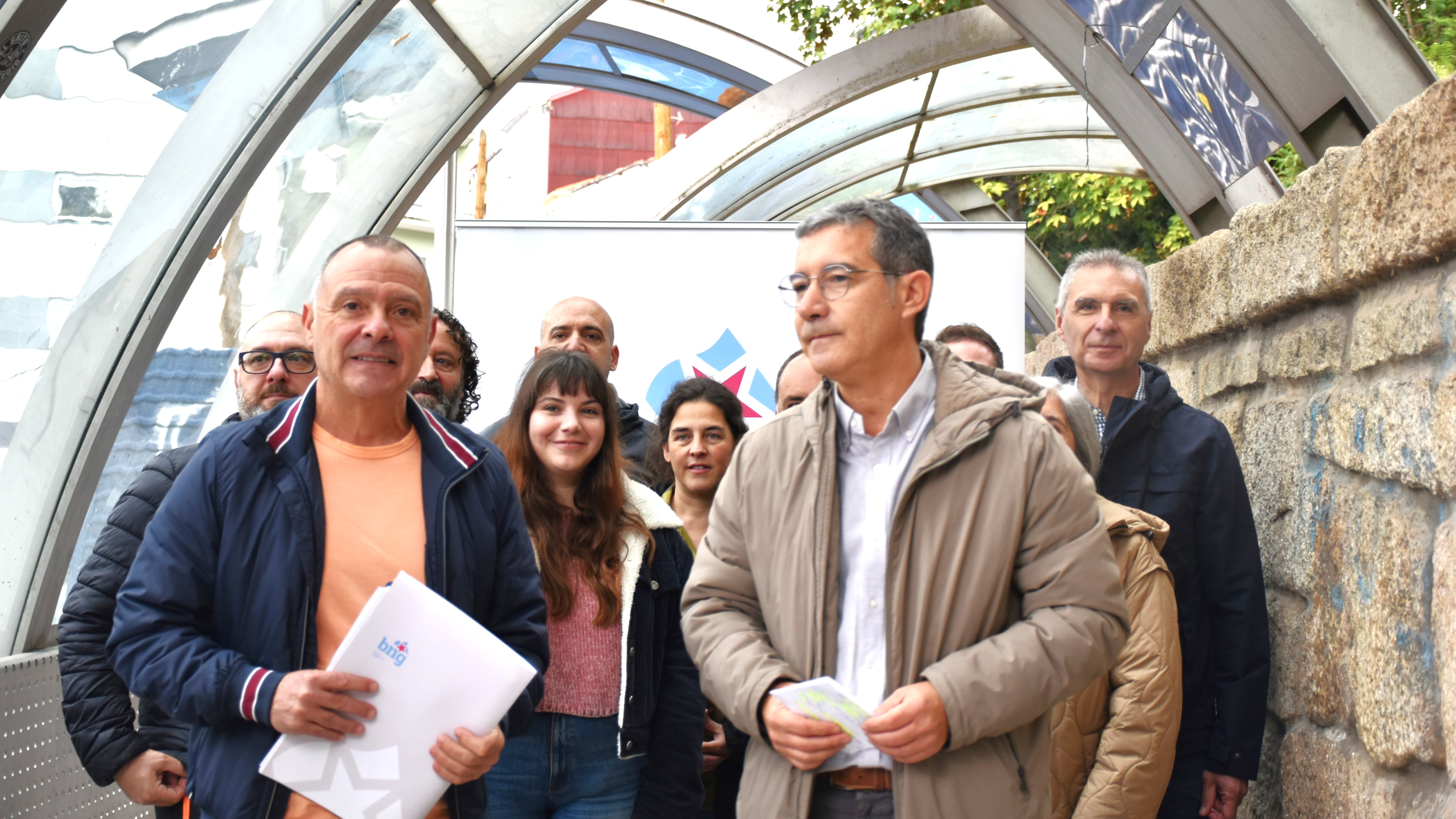 Xose Manuel Puga e Iago Tabarés con representantes da comarca de Ourense no intercambiador da Alameda