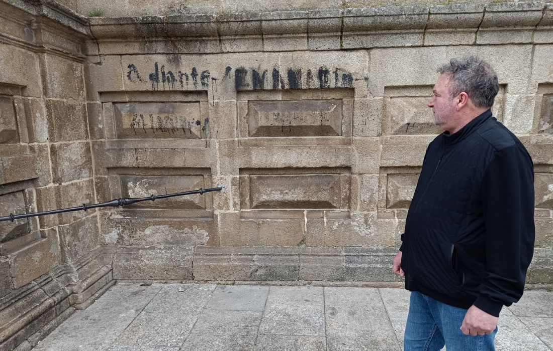 Hixinio Araúxo, presidente do Comité, este vernes 13 xunto á pintada