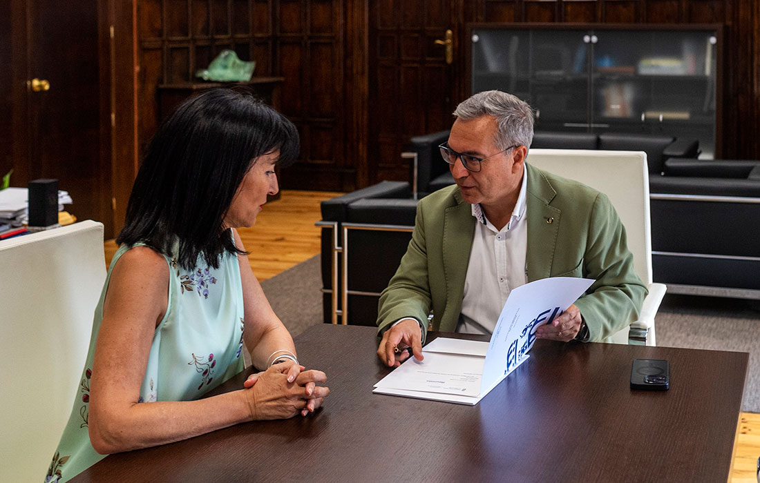 Reunión-Luis-Menor-coa-presidenta-do-Colexio-de-Enfermaría-(2)