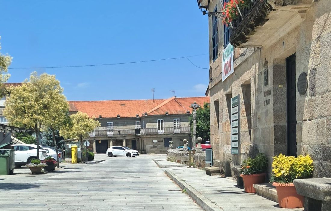 lousas-levantadas-praza-concello-de-xunqueira-de-ambia