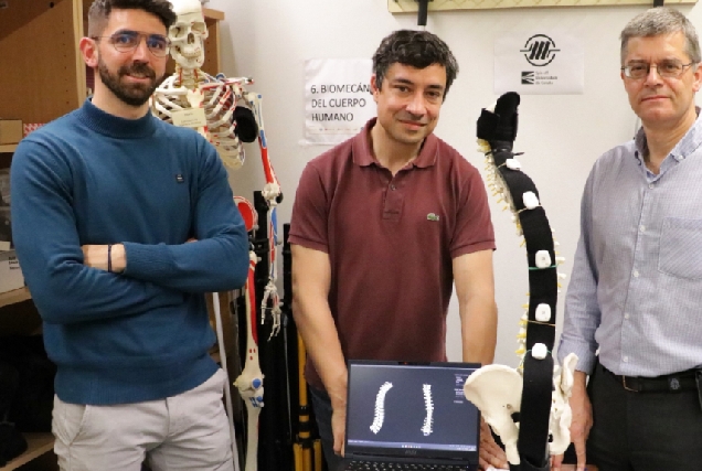 Os investigadores do equipo de biomecánica do LIM Florian Michaud, Urbano Lugrís e Javier Cuadrado, xunto ao sistema patentado
