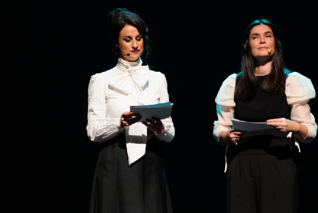 As poetas Yolanda Castaño e Dores Tembrás foron as encargadas de conducir o acto da Deputación da Coruña