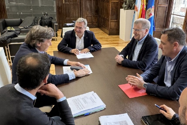 O presidente da Deputación de Ourense, Luis Menor, e o secretario xeral para o Deporte, José Ramón Lete Lasa, nunha xuntanza no Pazo Provincial