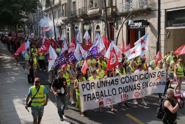 O persoal de Coasa maniféstase en Ourense